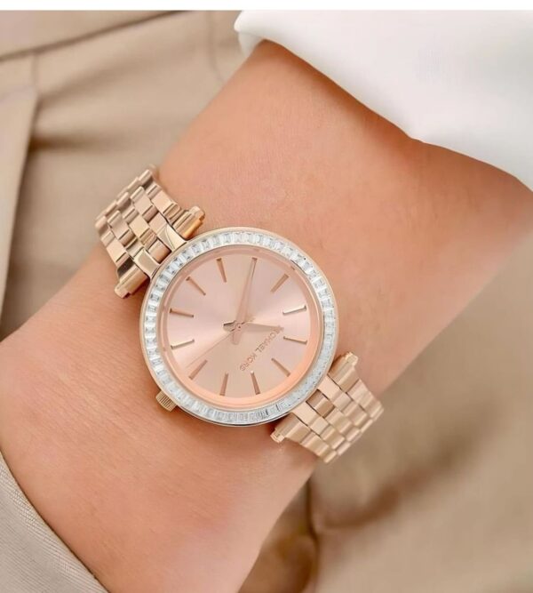 Ladies Everest watch by Michael Kors. This piece is simply stunning. It is made from  Rosegold colour steel and features a beautiful glitzy stone set bezel. - Image 3